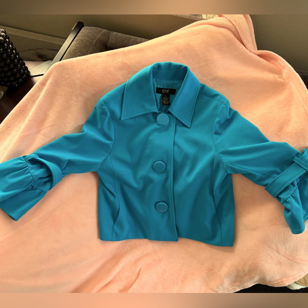 Gorgeous Teal colored crop jacket by DM New York Size Medium